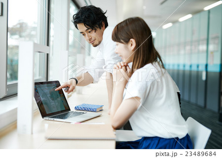 学内スペースで勉強をする学生達 学内スペースで勉強をする学生達 23489684