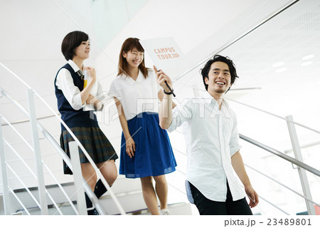 校内を散策する学生 23489801