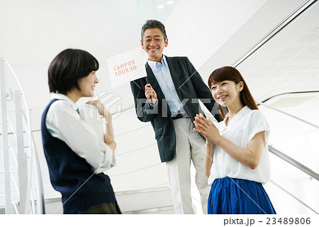 校内を散策する学生 23489806