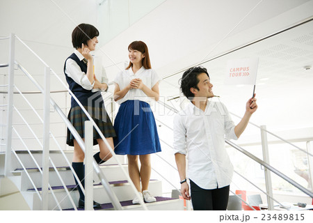 校内を散策する学生 23489815
