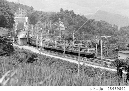国鉄時代：篠ノ井線姨捨駅を出発し引き上げ線に入る80系電車 23489842