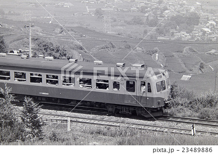 国鉄時代：篠ノ井線姨捨駅の引き上げ線で方向転換中の80系電車の写真 