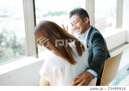 学生と親しげに話をする男性教授 学生と親しげに話をする男性教授 23489916