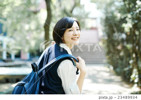 制服の女子学生 23489934