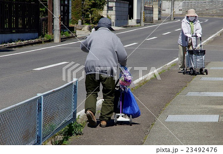 高齢者の買い物　高齢化社会の姿 23492476
