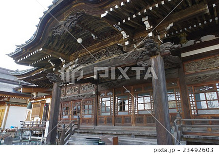 信州　岡谷　照光寺　向拝の彫刻　大隅流柴宮矩重の作品　多くの文化財がある寺院 23492603