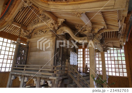 信州 諏訪の神社 熊野神社 本殿 左側面俯瞰 諏訪大隅流の名匠 柴宮矩重の建築の写真素材 [23492703] - PIXTA