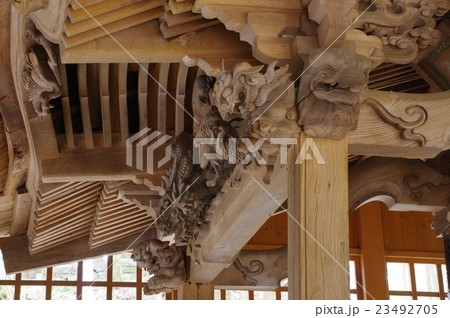 信州 諏訪の神社 熊野神社 本殿向拝の彫刻 諏訪大隅流の名匠 柴宮矩重の建築の写真素材 [23492705] - PIXTA