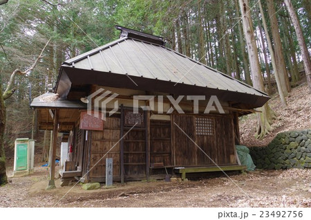 信州　諏訪の神社　熊野神社の東講社（東山田行屋）　江戸時代に修験道が盛んだった地域の産土神の神社 23492756