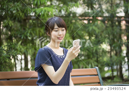 スマートフォンを見る女性 スマートフォンを見る女性 23493524