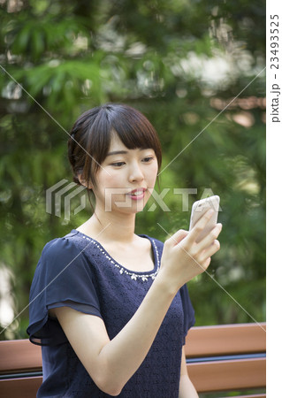 スマートフォンを見る女性 スマートフォンを見る女性 23493525
