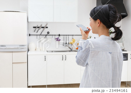 スマホ 女性 スマホ 女性 23494161