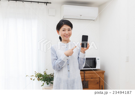 スマホを指差しする女性 スマホを指差しする女性 23494187