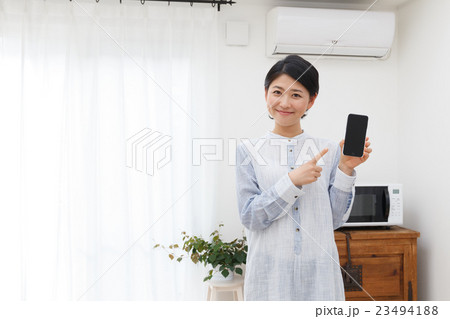 スマホを指差しする女性 スマホを指差しする女性 23494188