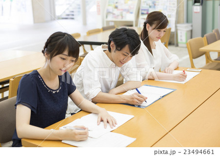 3人並んで勉強 3人並んで勉強 23494661