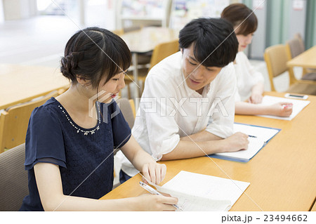 3人並んで勉強 23494662