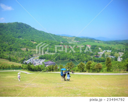 山の上からの景色は心地よいね～ 23494792