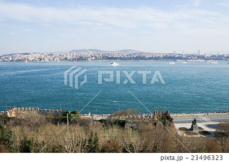トルコ・イスタンブール　トプカプ宮殿から見たボスポラス海峡 23496323