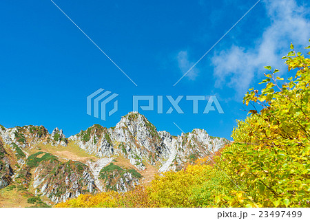 秋晴れの宝剣岳 23497499