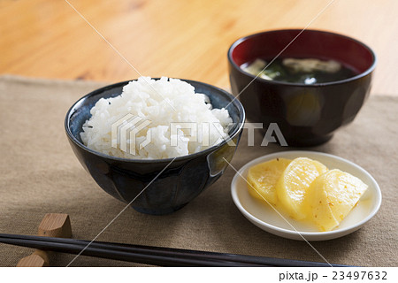 たくあんとご飯とお味噌汁 23497632