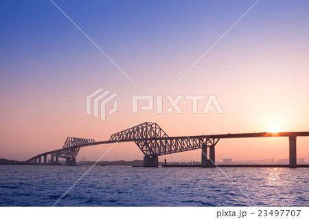 東京ゲートブリッジと夕日 23497707