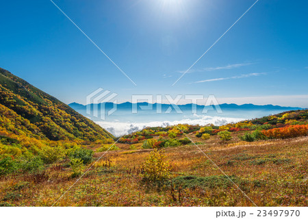 モレーンの先に広がる雲海と山並み モレーンの先に広がる雲海と山並み 23497970
