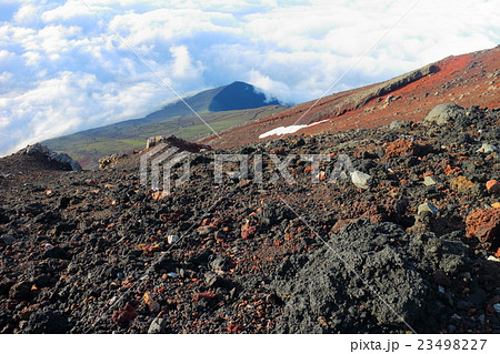 富士山頂から見た宝永火口 23498227