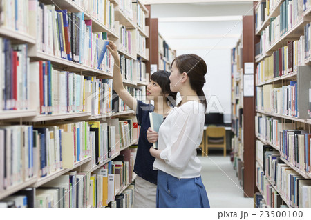 本を探す学生 本を探す学生 23500100