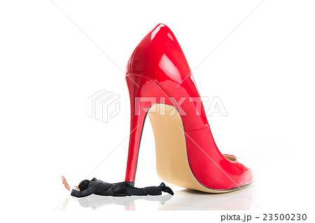 赤いハイヒールに踏まれている男性 23500230