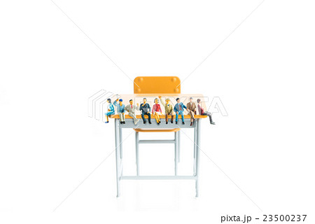 学習机の上に座っている大勢の人間 23500237