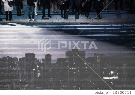 夜景と横断歩道に立つ人々 23500511