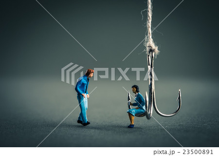 釣り針と女性に近寄る男性 釣り針と女性に近寄る男性 23500891