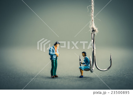 釣り針と女性に近寄る男性 23500895