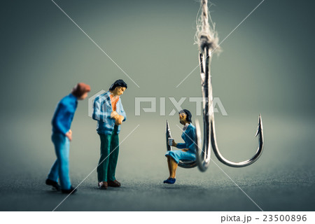 釣り針と女性に近寄る男性 23500896