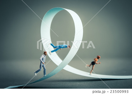 一回転している道を走るミニチュアの人間 23500993