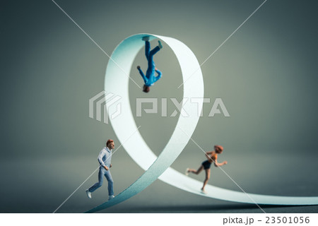 一回転している道を走るミニチュアの人間 23501056