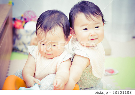 かわいい双子の赤ちゃん 日本人 アジア人の写真素材