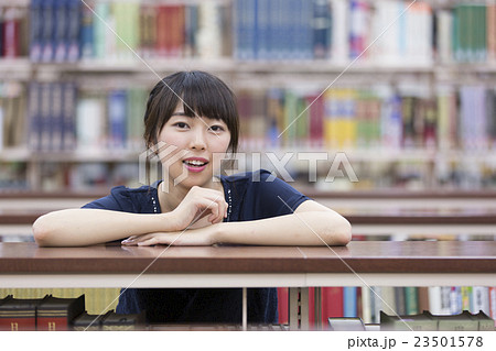 大学生　図書館 23501578