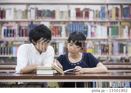 大学生　図書館 23501902