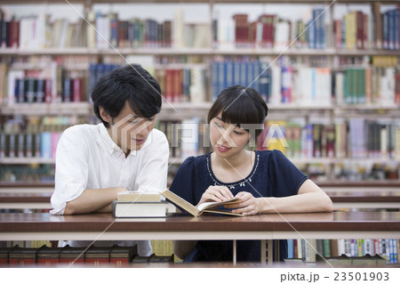 大学生　図書館 23501903