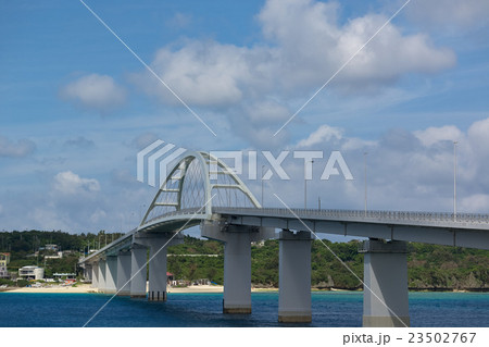白い雲と瀬底大橋、沖縄、本部町 白い雲と瀬底大橋、沖縄、本部町 23502767