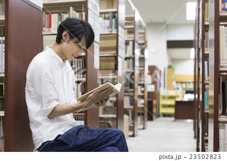 図書館で読書 23502823