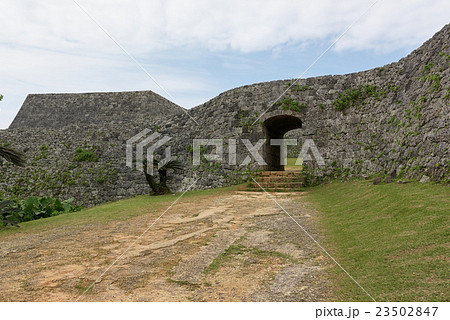 座喜味城跡、二の郭(外郭)の城門と城壁、読谷村、沖縄 座喜味城跡、二の郭(外郭)の城門と城壁、読谷村、沖縄 23502847