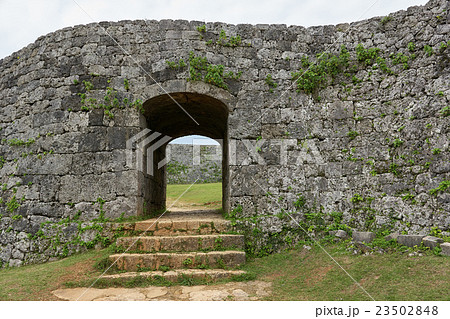 座喜味城跡入口、二の郭(外郭)城門、読谷村、沖縄 座喜味城跡入口、二の郭(外郭)城門、読谷村、沖縄 23502848