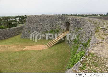 一の郭(内郭)の城壁上から城門を望む、座喜味城跡、読谷村、沖縄 一の郭(内郭)の城壁上から城門を望む、座喜味城跡、読谷村、沖縄 23502932