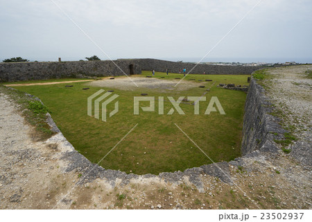 座喜味城跡一の郭（内郭）全景を超広角撮影、読谷村、沖縄 23502937