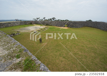 広々とした座喜味城跡一の郭（内郭）、読谷村、沖縄 23502938