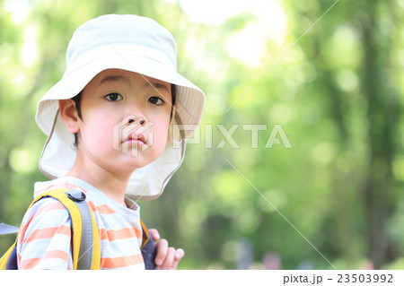 帽子をかぶる子供 帽子をかぶる子供 23503992