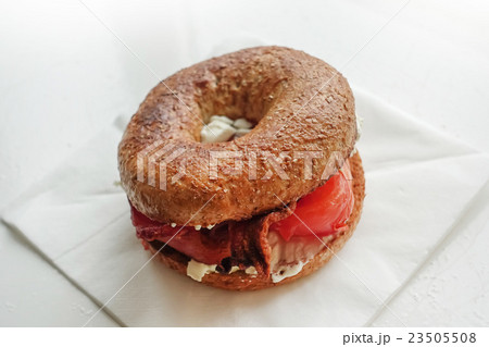 ベーグルのサンドイッチ　 Salmon sandwich of the bagel 23505508