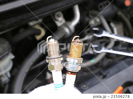 車の点火プラグの交換作業　新品（左）古い（右） 23506278